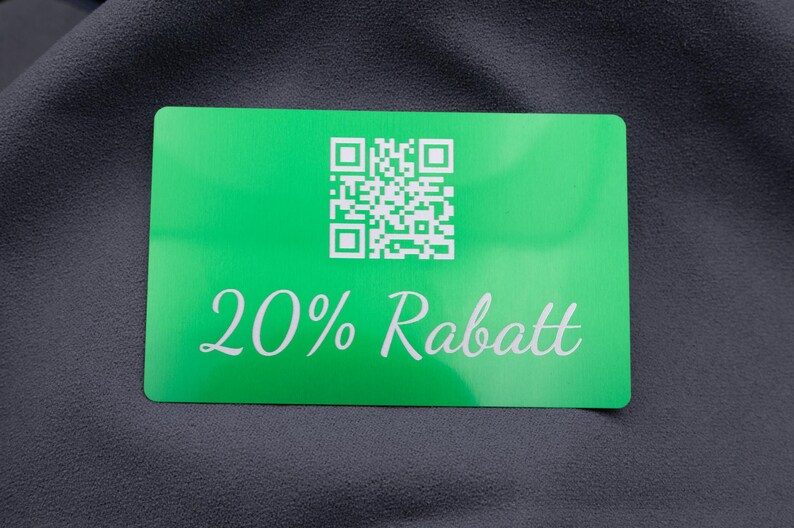 Eine grüne Visitenkarte aus eloxiertem Aluminium mit lasergraviertem QR-Code und Aufschrift „20% Rabatt“. Perfekt geeignet als Gutschein- oder Rabattkarte für Onlineshops oder Unternehmen. Die glänzende Metalloberfläche kombiniert modernes Design mit Beständigkeit und macht die Karte zu einem auffälligen und wiederverwendbaren Werbemittel, das Kunden nachhaltig beeindruckt.