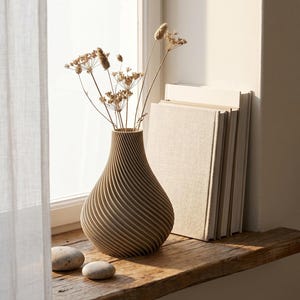 Deko-Vase Organisch Botania Klassische Birke — Fensterbrett im Tageslicht · Geschwungene Organisch-Form mit Holzmaserung, Bambu PLA Wood · Made in Germany · MyDesignStyle.