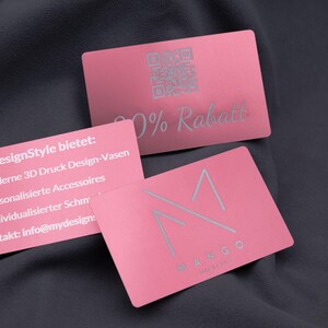 Drei roségoldene Aluminium-Visitenkarten, mit Gravur für Rabattaktionen, Produktübersicht und Firmenlogo. Oben eine Karte mit „20% Rabatt“ und QR-Code, unten eine Karte mit Mango-Logo sowie eine Servicekarte mit Gravur zu 3D-Druck-Vasen, Accessoires und Schmuck. Die stabilen Metallkarten sind langlebig, elegant und perfekt als exklusive Businesskarten, Marketing- und Kundenkarten.