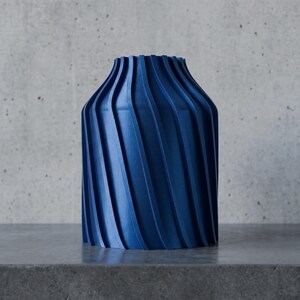 Industriell Urbanica Vase Farbvariante Kobaltblau · Breiter Zylinder mit kräftigen Diagonalfluten, Bambu PLA Metal · 3D Druck Bambu PLA Metal handgefertigt München MyDesignStyle MDS.