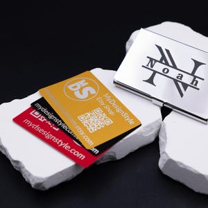 Anwendungsbeispiel von Leichtes Visitenkartenetui Metall silber aus Metall. Diese Aufnahme passt zum Suchwort Kartenetui geschenk aus dem MyDesignStyle Sortiment. Praktisch und stilvoll als Personalisiertes etui im Alltag. Weitere Motive zum Thema Visitenkarten halter bei MyDesignStyle entdecken.