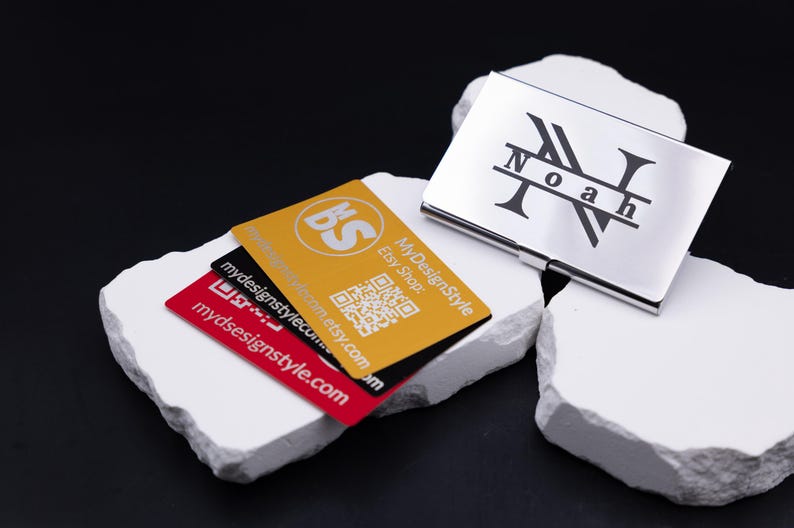 Anwendungsbeispiel von Leichtes Visitenkartenetui Metall silber aus Metall. Diese Aufnahme passt zum Suchwort Kartenetui geschenk aus dem MyDesignStyle Sortiment. Praktisch und stilvoll als Personalisiertes etui im Alltag. Weitere Motive zum Thema Visitenkarten halter bei MyDesignStyle entdecken.