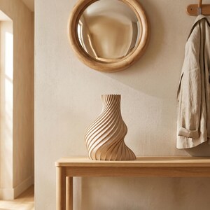 Deko-Vase Organisch Arbor Weißeiche — Eingangsbereich · Schlanke Organisch-Form mit Holzstruktur, Bambu PLA Wood · Made in Germany · MyDesignStyle.