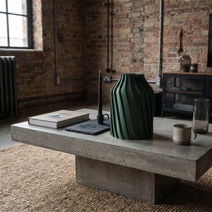 Industriell Urbanica Vase Oxidgrün im Ambiente Couchtisch · Breiter Zylinder mit kräftigen Diagonalfluten, Bambu PLA Metal · 3D Druck handgefertigt München MyDesignStyle MDS.