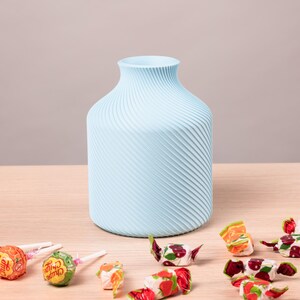Deko-Vase Bonbon Sucari in Flieder-Lila · Kompakte Candy-Form in lebhafter Pastell-Matte, Bambu PLA Matte · Handgefertigt München · Made in Germany · MyDesignStyle.