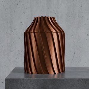 Industriell Urbanica Vase Farbvariante Kupferbraun · Breiter Zylinder mit kräftigen Diagonalfluten, Bambu PLA Metal · 3D Druck Bambu PLA Metal handgefertigt München MyDesignStyle MDS.
