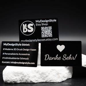 Hauptfoto: Premium Metall Visitenkarte Schwarz Matt aus Metall von MyDesignStyle. Hochwertige Verarbeitung im Stil Premium karte mit liebevoller Detailgestaltung. Ideal als Personalisierte karte oder als geschmackvolles Geschenk. Im MyDesignStyle Shop findest du passende Motive zu Visitenkarte gravur und weitere Designvarianten.