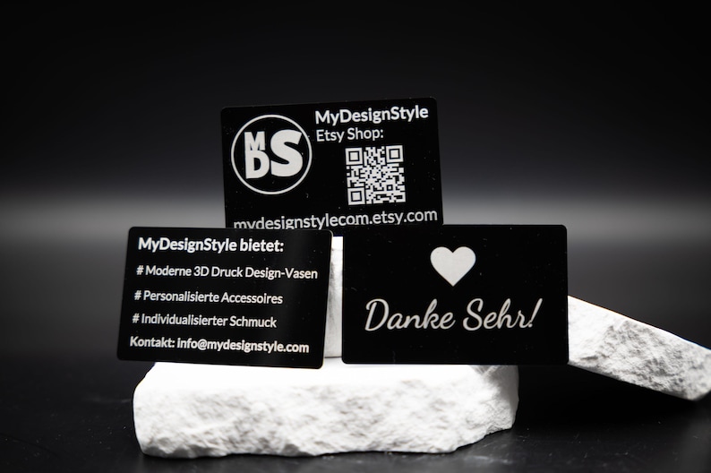 Hauptfoto: Premium Metall Visitenkarte Schwarz Matt aus Metall von MyDesignStyle. Hochwertige Verarbeitung im Stil Premium karte mit liebevoller Detailgestaltung. Ideal als Personalisierte karte oder als geschmackvolles Geschenk. Im MyDesignStyle Shop findest du passende Motive zu Visitenkarte gravur und weitere Designvarianten.