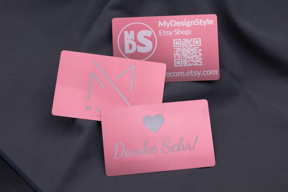 Visitenkarte Metall Aluminium Rosegold personalisiert Lasergravur mit Name Logo Grafik QR Code
