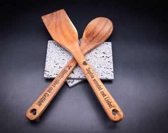 Juego de 2 cucharas de madera de acacia con grabado – Juego de utensilios de cocina de madera personalizados con espátula y cuchara – regalo de cocina