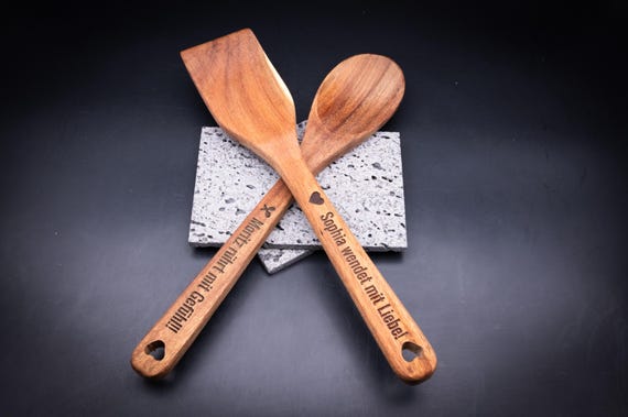 2er-Set Kochlöffel aus Akazienholz mit Gravur – personalisiertes Holz-Küchenutensilien-Set mit Pfannenwender & Löffel – Geschenk Küche