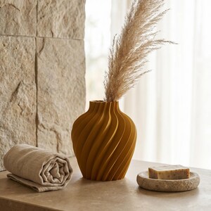 Deko-Vase Organisch Verdana Ockergelb — Badezimmer-Spa · Breite Organisch-Form mit Naturholz-Oberfläche, Bambu PLA Wood · Made in Germany · MyDesignStyle.