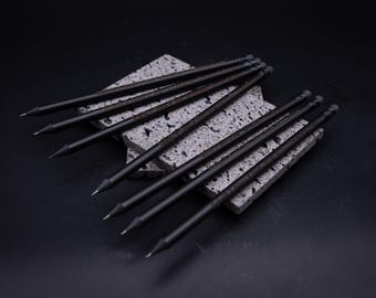 Lápiz de madera totalmente negro personalizado con nombre o frase y grabado láser individual.