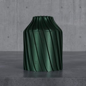 Industriell Urbanica Vase Farbvariante Oxidgrün · Breiter Zylinder mit kräftigen Diagonalfluten, Bambu PLA Metal · 3D Druck Bambu PLA Metal handgefertigt München MyDesignStyle MDS.