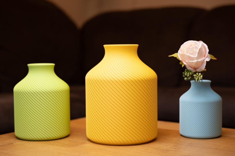 Deko-Vase Bonbon Sucari Apfel-Grün — Helle Küchentheke · Kompakte Candy-Form in lebhafter Pastell-Matte, Bambu PLA Matte · Made in Germany · MyDesignStyle.
