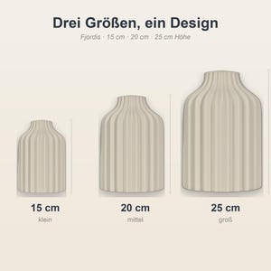 Może przedstawiać: Wyświetlane są trzy beżowe wazony ceramiczne o r&oacute;żnych rozmiarach. Najmniejszy wazon ma 15 cm wysokości, średni wazon ma 20 cm wysokości, a największy wazon ma 25 cm wysokości. U g&oacute;ry znajduje się tekst "Drei Gr&ouml;&szlig;en, ein Design".