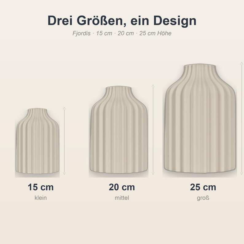 Może przedstawiać: Wyświetlane są trzy beżowe wazony ceramiczne o r&oacute;żnych rozmiarach. Najmniejszy wazon ma 15 cm wysokości, średni wazon ma 20 cm wysokości, a największy wazon ma 25 cm wysokości. U g&oacute;ry znajduje się tekst "Drei Gr&ouml;&szlig;en, ein Design".