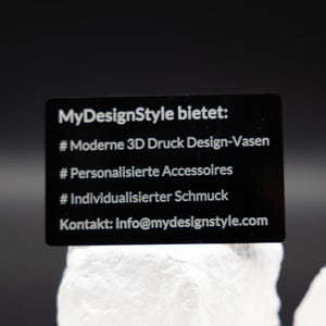 Detailansicht von Premium Metall Visitenkarte Schwarz Matt aus Metall. Diese Aufnahme passt zum Suchwort Premium karte aus dem MyDesignStyle Sortiment. Praktisch und stilvoll als Personalisierte karte im Alltag. Weitere Motive zum Thema Visitenkarte gravur bei MyDesignStyle entdecken.