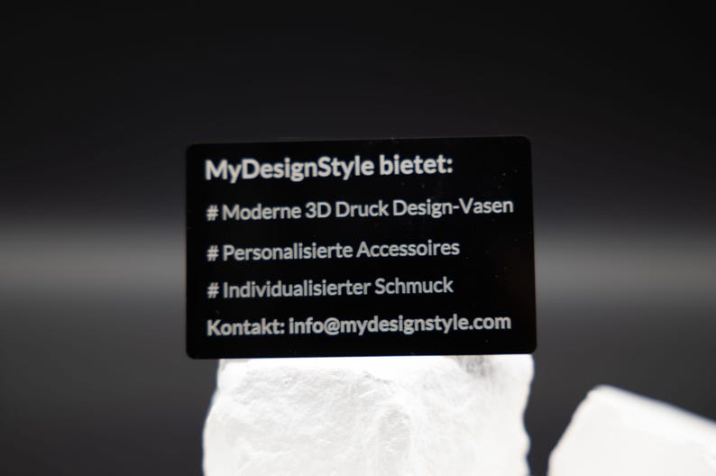 Detailansicht von Premium Metall Visitenkarte Schwarz Matt aus Metall. Diese Aufnahme passt zum Suchwort Premium karte aus dem MyDesignStyle Sortiment. Praktisch und stilvoll als Personalisierte karte im Alltag. Weitere Motive zum Thema Visitenkarte gravur bei MyDesignStyle entdecken.