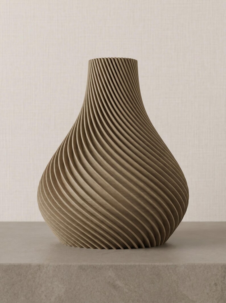 Deko-Vase Organisch Botania in Klassische Birke · Geschwungene Organisch-Form mit Holzmaserung, Bambu PLA Wood · Handgefertigt München · Made in Germany · MyDesignStyle.