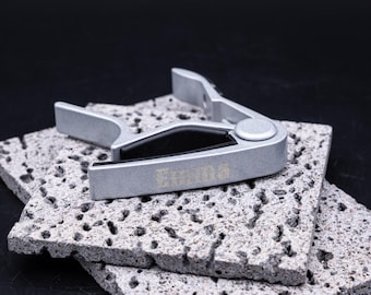 Cejilla de guitarra personalizada con nombre grabado – metal plateado – regalo para guitarristas y bajistas