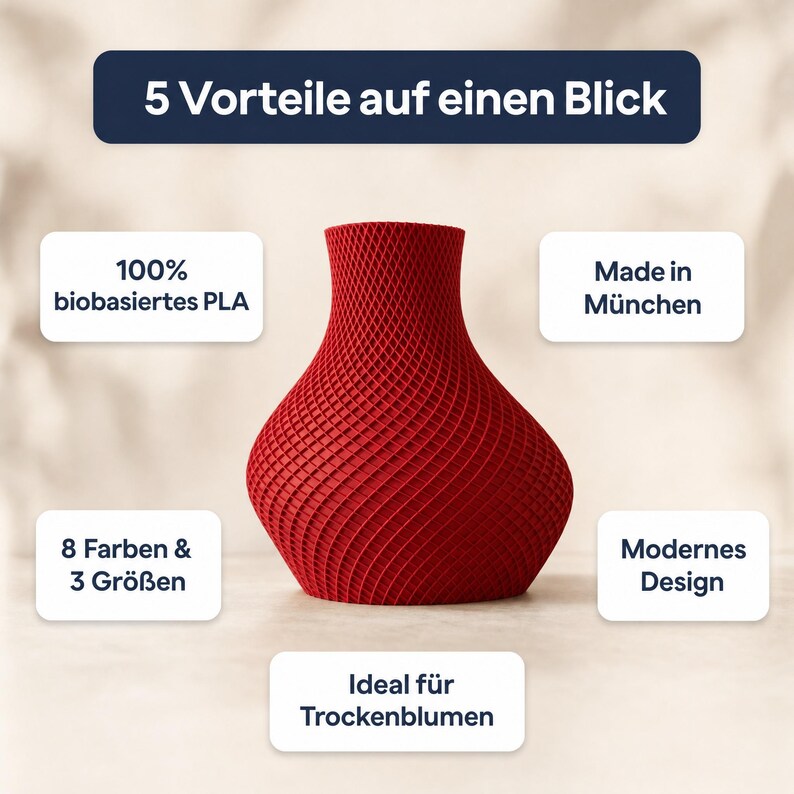 May include: A red decorative vase with a textured surface. The vase has a unique shape and is designed for dried flowers. The image also includes text that says "5 Vorteile auf einen Blick", "100% biobasiertes PLA", "Made in M&uuml;nchen", "8 Farben & 3 Gr&ouml;&szlig;en", "Modernes Design", and "Ideal f&uuml;r Trockenblumen".