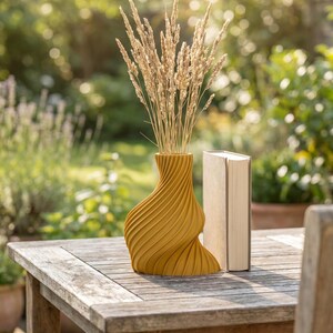 Deko-Vase Organisch Arbor Ockergelb — Garten Terrasse · Schlanke Organisch-Form mit Holzstruktur, Bambu PLA Wood · Made in Germany · MyDesignStyle.