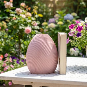 Deko-Vase Bonbon Bonessa Sakura-Rosa — Garten im Freien · Bauchige Candy-Form in weicher Pastell-Matte, Bambu PLA Matte · Made in Germany · MyDesignStyle.