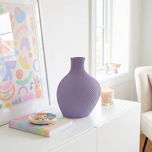 Deko-Vase Bonbon Candi Flieder-Lila — Wohnzimmer-Akzent · Elegante Candy-Form in Matt-Pastell, Bambu PLA Matte · Made in Germany · MyDesignStyle.