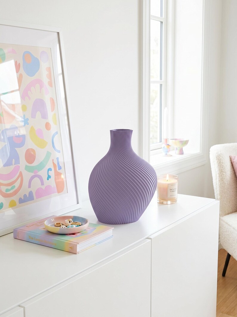 Deko-Vase Bonbon Candi Flieder-Lila — Wohnzimmer-Akzent · Elegante Candy-Form in Matt-Pastell, Bambu PLA Matte · Made in Germany · MyDesignStyle.