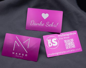 Spersonalizowana wizytówka, metal/aluminium, kolor fioletowy, grawerowana laserowo nazwą, logo, grafiką i kodem QR.