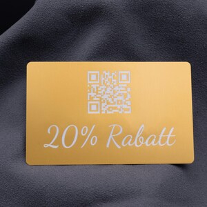 Anwendungsbeispiel von Visitenkarte Metall Aluminium Gold Hell personalisiert aus Metall. Diese Aufnahme passt zum Suchwort Visitenkarte business aus dem MyDesignStyle Sortiment. Praktisch und stilvoll als Visitenkarte aluminium im Alltag. Weitere Motive zum Thema Visitenkarte mit logo bei MyDesignStyle entdecken.