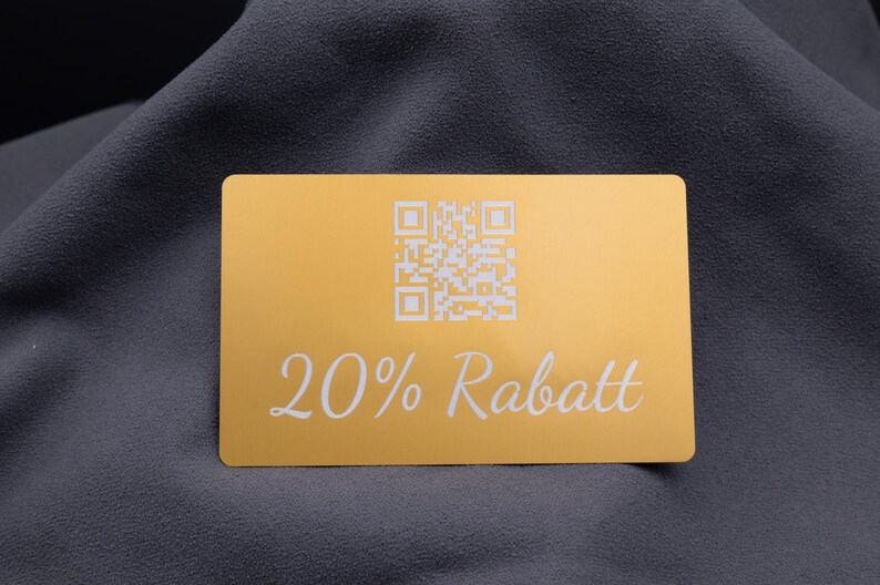 Anwendungsbeispiel von Visitenkarte Metall Aluminium Gold Hell personalisiert aus Metall. Diese Aufnahme passt zum Suchwort Visitenkarte business aus dem MyDesignStyle Sortiment. Praktisch und stilvoll als Visitenkarte aluminium im Alltag. Weitere Motive zum Thema Visitenkarte mit logo bei MyDesignStyle entdecken.