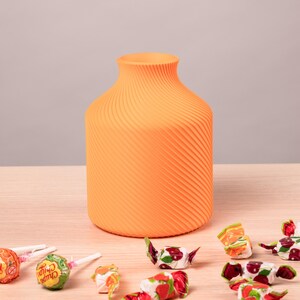 Deko-Vase Bonbon Sucari in Eisblau · Kompakte Candy-Form in lebhafter Pastell-Matte, Bambu PLA Matte · Handgefertigt München · Made in Germany · MyDesignStyle.