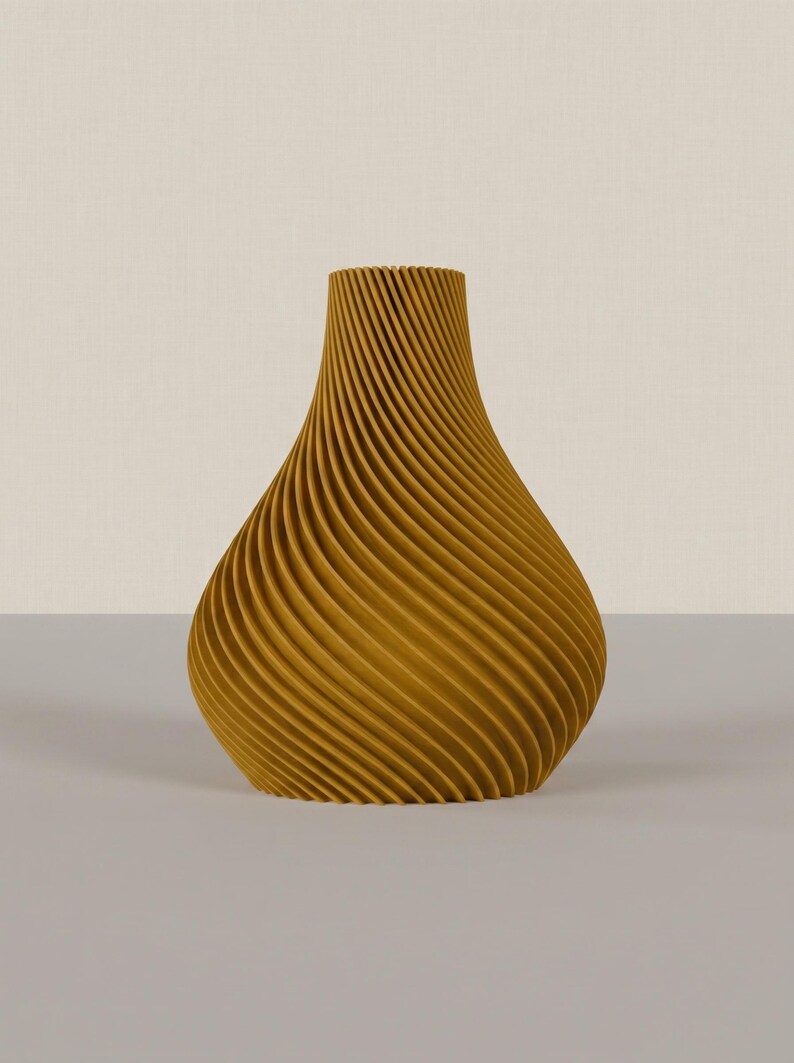 Deko-Vase Organisch Botania in Ockergelb · Geschwungene Organisch-Form mit Holzmaserung, Bambu PLA Wood · Handgefertigt München · Made in Germany · MyDesignStyle.