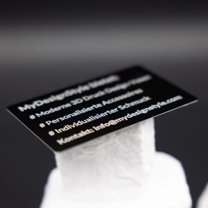 Seitenansicht von Premium Metall Visitenkarte Schwarz Matt aus Metall. Diese Aufnahme passt zum Suchwort Premium karte aus dem MyDesignStyle Sortiment. Praktisch und stilvoll als Personalisierte karte im Alltag. Weitere Motive zum Thema Visitenkarte gravur bei MyDesignStyle entdecken.