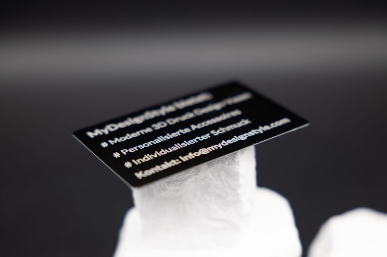 Seitenansicht von Premium Metall Visitenkarte Schwarz Matt aus Metall. Diese Aufnahme passt zum Suchwort Premium karte aus dem MyDesignStyle Sortiment. Praktisch und stilvoll als Personalisierte karte im Alltag. Weitere Motive zum Thema Visitenkarte gravur bei MyDesignStyle entdecken.