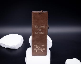 Marcapáginas personalizado con nombre y monograma. Regalo para amantes de la lectura. Piel sintética vegana, marrón con grabado dorado.