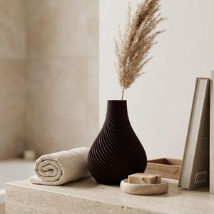 Deko-Vase Organisch Botania Schwarznuss — Badezimmer-Spa · Geschwungene Organisch-Form mit Holzmaserung, Bambu PLA Wood · Made in Germany · MyDesignStyle.