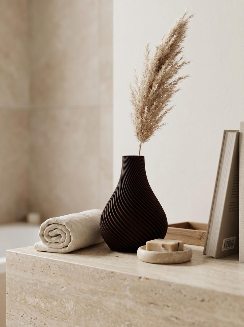 Deko-Vase Organisch Botania Schwarznuss — Badezimmer-Spa · Geschwungene Organisch-Form mit Holzmaserung, Bambu PLA Wood · Made in Germany · MyDesignStyle.