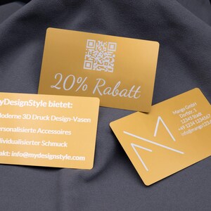 Detailansicht von Visitenkarte Metall Aluminium Gold Hell personalisiert aus Metall. Diese Aufnahme passt zum Suchwort Visitenkarte business aus dem MyDesignStyle Sortiment. Praktisch und stilvoll als Visitenkarte aluminium im Alltag. Weitere Motive zum Thema Visitenkarte mit logo bei MyDesignStyle entdecken.
