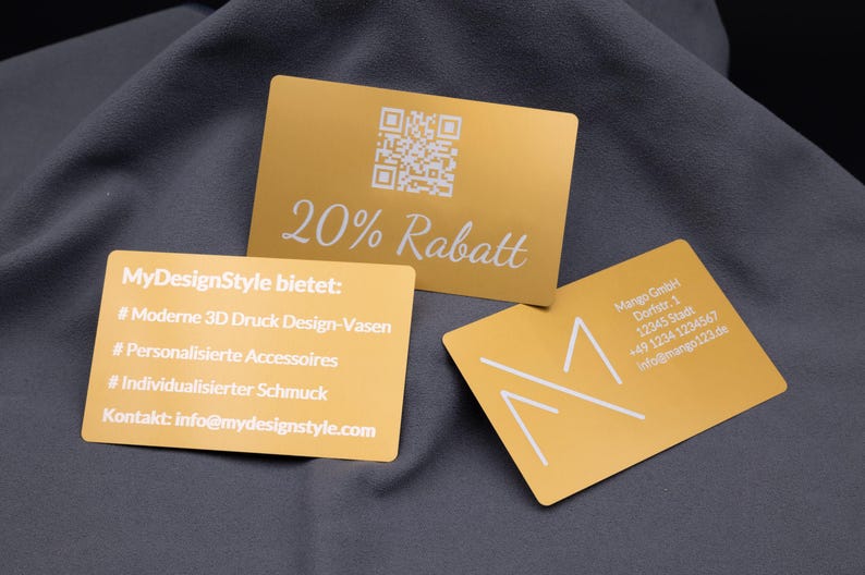 Detailansicht von Visitenkarte Metall Aluminium Gold Hell personalisiert aus Metall. Diese Aufnahme passt zum Suchwort Visitenkarte business aus dem MyDesignStyle Sortiment. Praktisch und stilvoll als Visitenkarte aluminium im Alltag. Weitere Motive zum Thema Visitenkarte mit logo bei MyDesignStyle entdecken.