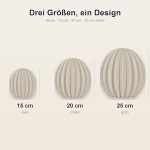 May include: Three beige, ribbed, spherical decorative objects of varying sizes are displayed. The smallest is 15 cm tall, the medium is 20 cm tall, and the largest is 25 cm tall. The text "Drei Gr&ouml;&szlig;en, ein Design" is at the top.