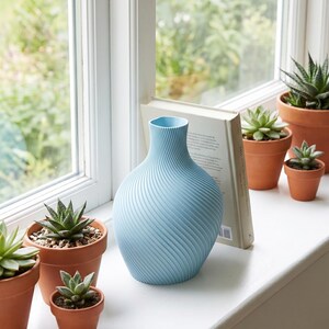 Deko-Vase Bonbon Candi Eisblau — Buntes Fensterbrett · Elegante Candy-Form in Matt-Pastell, Bambu PLA Matte · Made in Germany · MyDesignStyle.