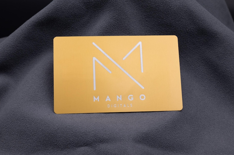 Nahaufnahme von Visitenkarte Metall Aluminium Gold Hell personalisiert aus Metall. Diese Aufnahme passt zum Suchwort Visitenkarte business aus dem MyDesignStyle Sortiment. Praktisch und stilvoll als Visitenkarte aluminium im Alltag. Weitere Motive zum Thema Visitenkarte mit logo bei MyDesignStyle entdecken.