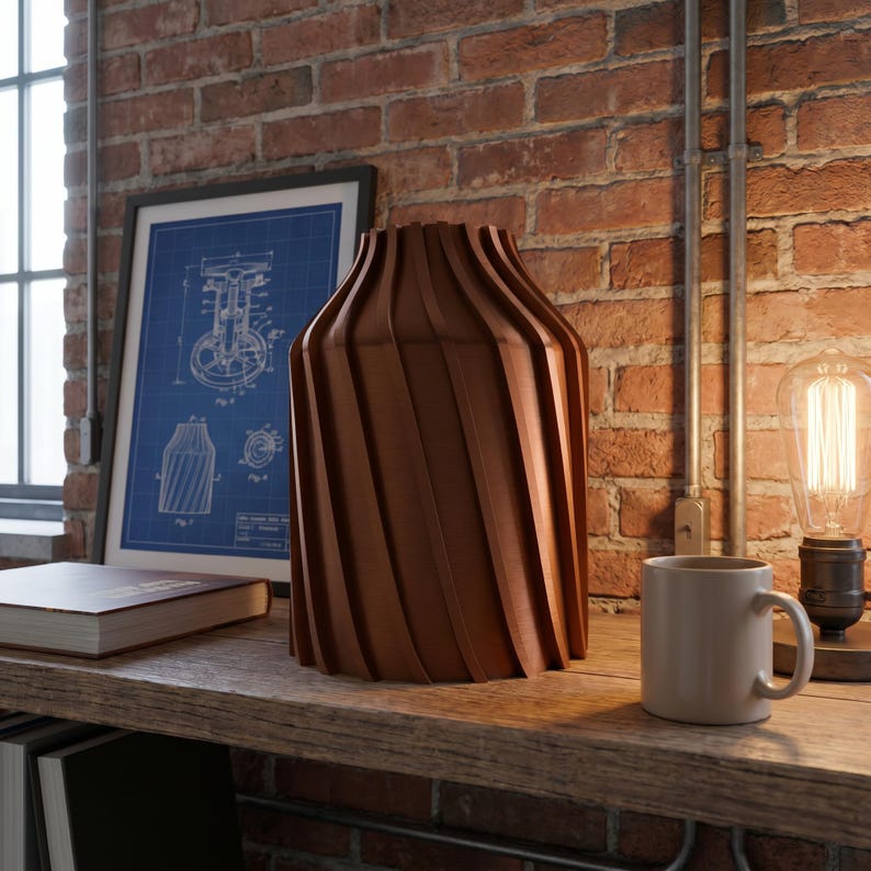 Industriell Urbanica Vase Kupferbraun im Ambiente Loft Wohnzimmer · Breiter Zylinder mit kräftigen Diagonalfluten, Bambu PLA Metal · 3D Druck handgefertigt München MyDesignStyle MDS.