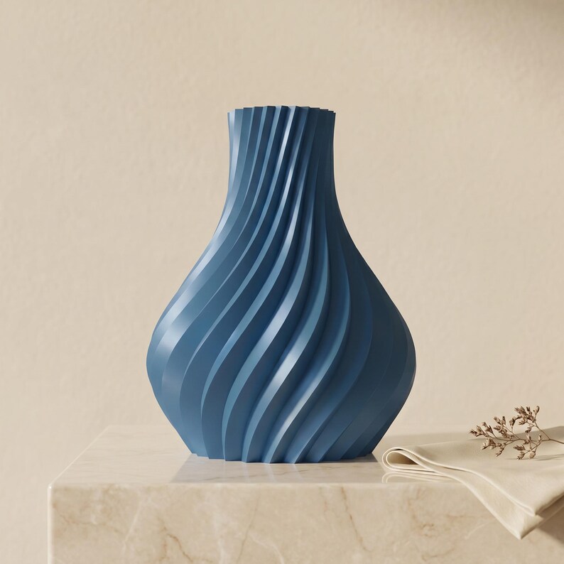 Designvase Luxoria in der Farbe Blau (#2E5A88) – 1 von 7 Premium-Farben der Luxe-Kollektion. Handgefertigte 3D-Druck-Vase aus Bambu PLA Silk+, metallisch-glänzende Oberfläche. Höhe 20 cm (auch 15 und 25 cm). Ideal für Trockenblumen, Pampasgras, Eukalyptus. Made in München.