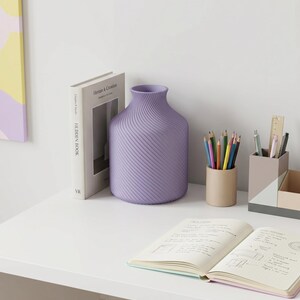 Deko-Vase Bonbon Sucari Flieder-Lila — Schreibtisch · Kompakte Candy-Form in lebhafter Pastell-Matte, Bambu PLA Matte · Made in Germany · MyDesignStyle.