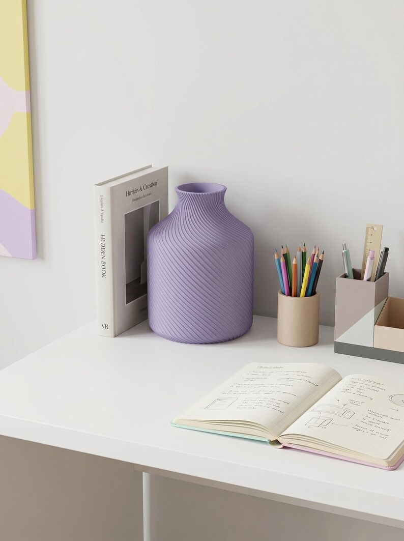 Deko-Vase Bonbon Sucari Flieder-Lila — Schreibtisch · Kompakte Candy-Form in lebhafter Pastell-Matte, Bambu PLA Matte · Made in Germany · MyDesignStyle.