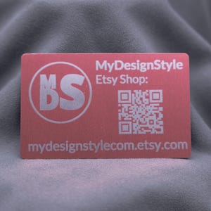 Einzelne roségoldene Aluminiumkarte mit Gravur des MDS-Logos, Etsy-Shop-Adresse und QR-Code. Die matte Oberfläche wirkt hochwertig und modern, die Karte ist stabil und langlebig. Ideal für Branding, Networking und kreative Businessideen. Eine edle Alternative zur klassischen Papierkarte für Unternehmer und Designer.